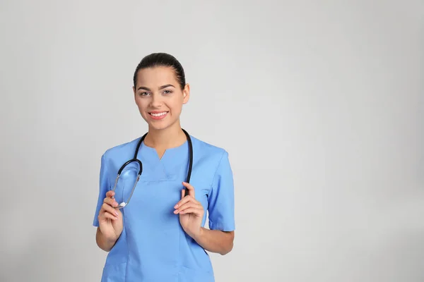 Portrait Jeune Assistant Médical Avec Stéthoscope Sur Fond Couleur Espace — Photo