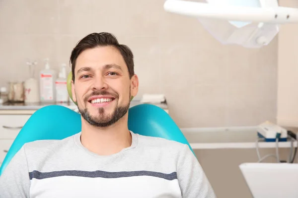 モダンなクリニックで歯医者の予約を持っている幸せな男 テキストのためのスペース — ストック写真