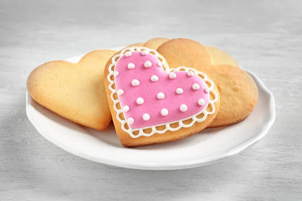 Piatto Con Biscotti Decorati Forma Cuore Sul Tavolo Legno — Foto Stock