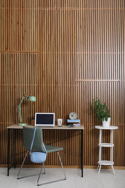 Stilvolles Arbeitsplatzinterieur Mit Laptop Auf Tisch Neben Holzwand Raum Für — Stockfoto