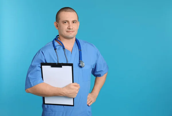 Ritratto Assistente Medico Con Stetoscopio Appunti Sfondo Colori Spazio Testo — Foto Stock