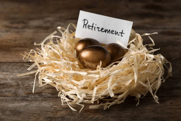 Ovos Dourados Cartão Com Palavra Retirement Ninho Sobre Fundo Madeira — Fotografia de Stock