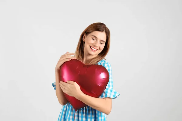 Retrato Mujer Con Globo Forma Corazón Sobre Fondo Claro — Foto de Stock