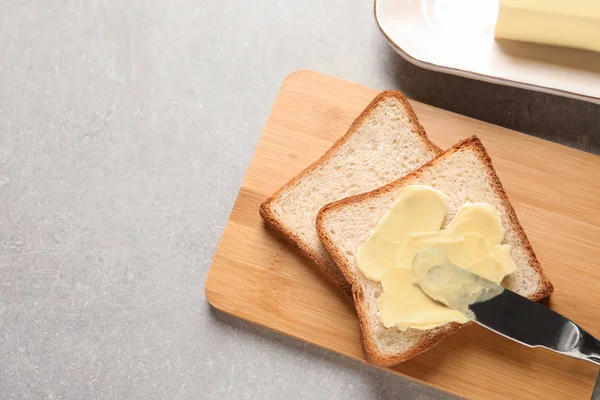 Toast Savoureux Avec Beurre Couteau Sur Table Vue Sur Dessus — Photo