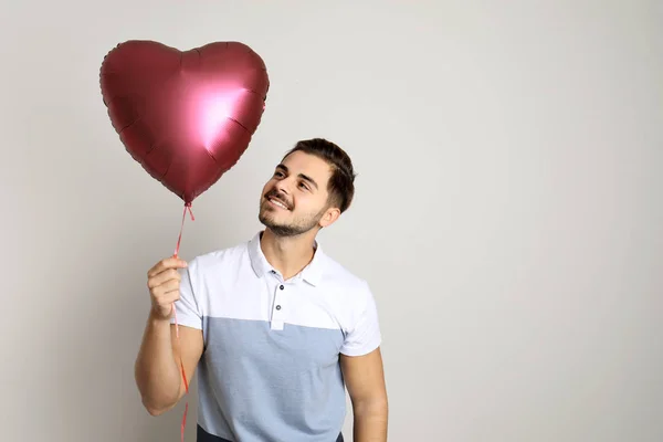 Retrato Hombre Joven Con Globo Forma Corazón Sobre Fondo Claro — Foto de Stock