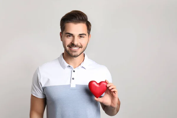 Retrato Joven Con Corazón Decorativo Sobre Fondo Claro Espacio Para — Foto de Stock