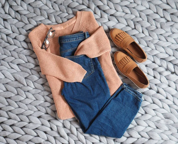 Composizione Flat Lay Con Jeans Maglione Scarpe Tessuto Lavorato Maglia — Foto Stock