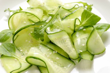Roka ve susam tohumu plaka, closeup ile lezzetli salatalık salatası