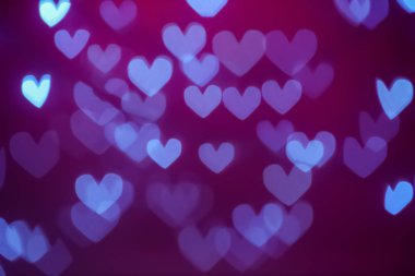 Güzel kalp şeklinde ışıklar açık renk arka plan bakış bulanık