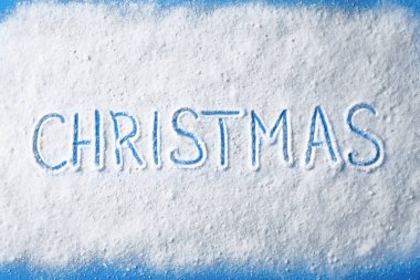 Kelime Noel karda renk arka planda, üstten görünüm yazılı