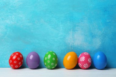 Renk duvarının yakınında tablo Easter eggs dekore edilmiştir. Metin için yer