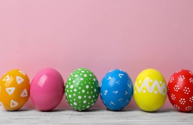 Renk duvarının yakınında tablo Easter eggs dekore edilmiştir. Metin için yer