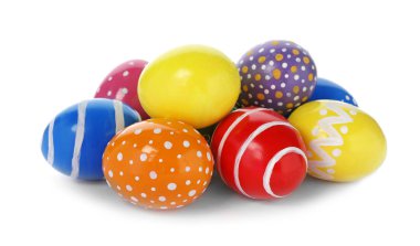 Paskalya yumurta beyaz zemin üzerine dekore edilmiştir. Festival geleneği