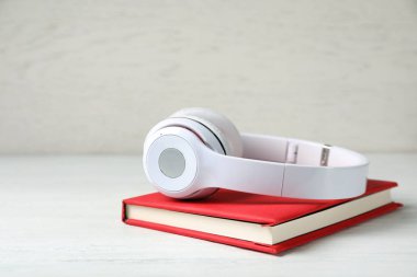 Modern ahşap masa ciltli kitap kulaklıklarla