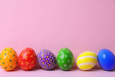 Renk duvarının yakınında tablo Easter eggs dekore edilmiştir. Metin için yer