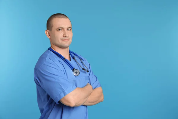 Retrato Assistente Médico Com Estetoscópio Sobre Fundo Cor Espaço Para — Fotografia de Stock