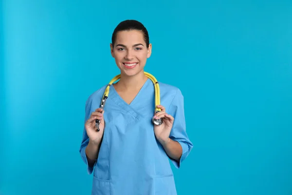 Portrait Jeune Assistant Médical Avec Stéthoscope Sur Fond Couleur — Photo