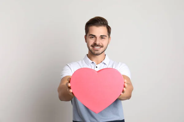 Retrato Joven Con Corazón Decorativo Sobre Fondo Claro — Foto de Stock