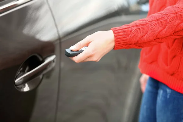 Vista Primer Plano Mujer Que Abre Puerta Del Coche Con —  Fotos de Stock