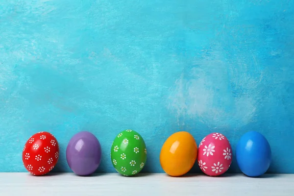 Renk Duvarının Yakınında Tablo Easter Eggs Dekore Edilmiştir Metin Için — Stok fotoğraf