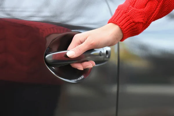 Vista Cerca Mujer Que Abre Puerta Del Coche — Foto de Stock