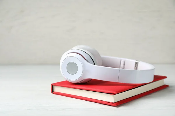 Modern Ahşap Masa Ciltli Kitap Kulaklıklarla — Stok fotoğraf