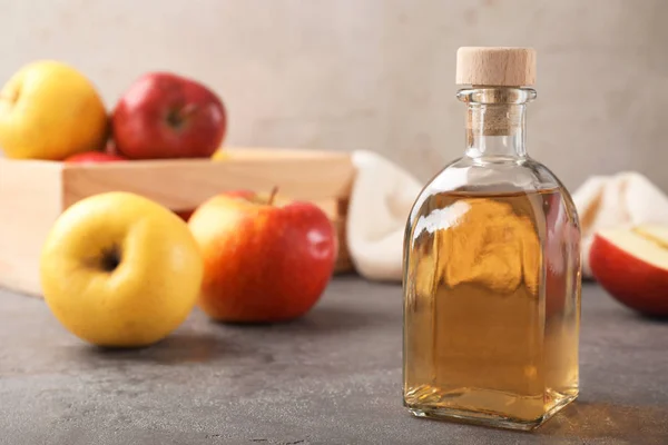 Komposition Mit Einer Flasche Apfelessig Auf Dem Tisch Raum Für — Stockfoto