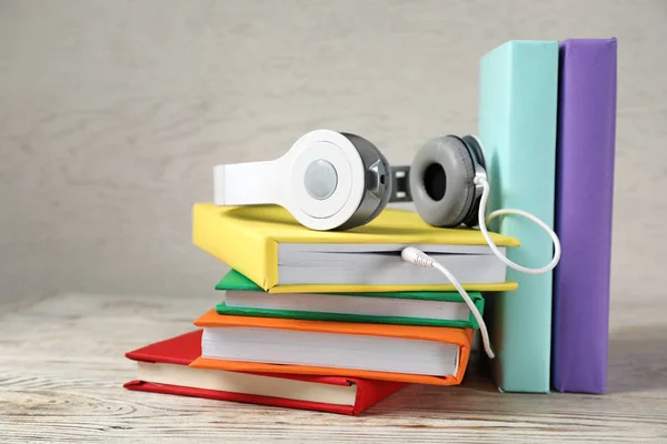 Auriculares Modernos Con Libros Tapa Dura Sobre Mesa Madera —  Fotos de Stock