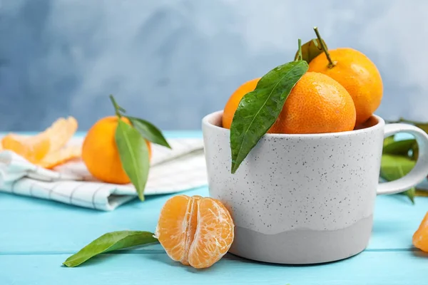 Tangerinas Maduras Frescas Com Folhas Verdes Caneca Mesa Espaço Para — Fotografia de Stock