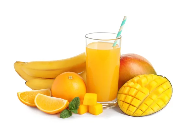 Mangosaft Und Frische Tropische Früchte Isoliert Auf Weiß — Stockfoto