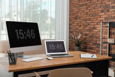 Ev ofis modern bilgisayarlarla şık İşyeri