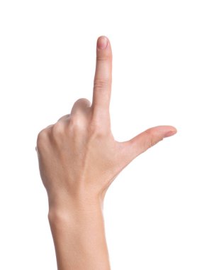 Beyaz arkaplanda bir şeye işaret eden kadın, yakın plan.