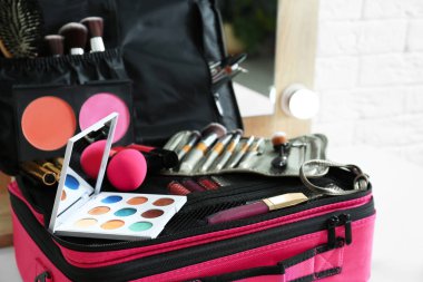 Profesyonel makyaj ürünleri ve tuvalet masasının üstünde alet ile Şevval özçelik güzellik durum