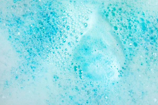 泡沫在水中溶解彩色浴弹后的看法 — 图库照片