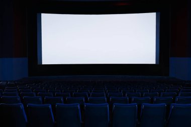 Boş sinema büyük ekran ve rahat sandalyeler. Metin için yer