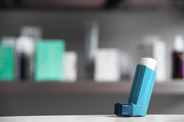 Astım inhaler tablo arka plan bulanık karşı. Metin için yer