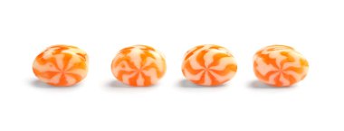 Beyaz zemin üzerine lezzetli renkli şekerler