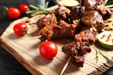 Lezzetli mangalda et garnitür ve ahşap masa, closeup sosu ile servis