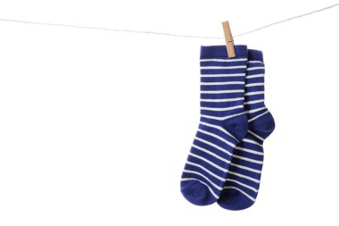 Beyaz arka plan karşı Çamaşırhane satırındaki şirin çocuk çorap