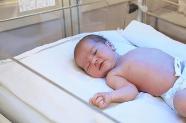 Yeni doğan çocuk hastanede ultraviyole ışık altında