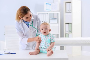 Çocuk stetoskop hastanede doktor muayene bebekle. Metin için yer