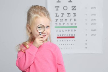 Büyüteç'i ziyaret çocuk Doktor, metin için yer olan küçük kız. Göz tetkikleri