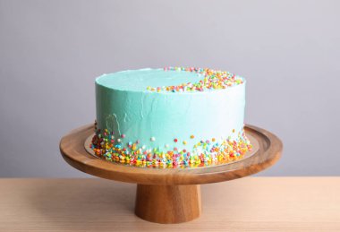 Açık renkli karşı tavır üzerinde taze lezzetli Doğum günü pastası