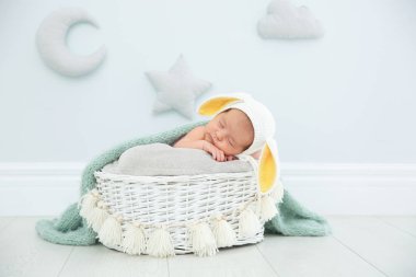 Çok güzel yeni doğan çocuk bebek yuvada kapalı tavşan kulakları şapka takıyor