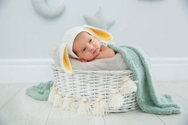 Çok güzel yeni doğan çocuk bebek yuvada kapalı tavşan kulakları şapka takıyor