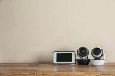 Bebek monitörleri ahşap tablo, metin için yer. CCTV ekipman