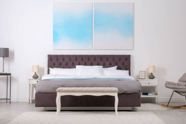 Geniş, rahat yataklı, şık bir oda.