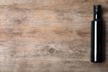 Balsamik sirke ahşap arka plan, üstten görünüm üzerinde cam şişede. Metin için yer