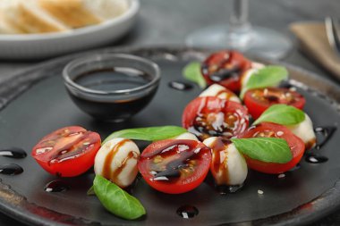Mozzarella ve plaka, closeup balsamik sirke ile taze sebze salatası