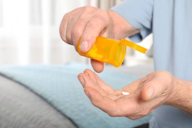 Komuta sizde dökme hapları şişeye el kapalı, portre